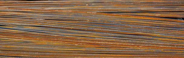 Rusty metal steel reinforcement bars, rods at a construction site - Foto, Bild