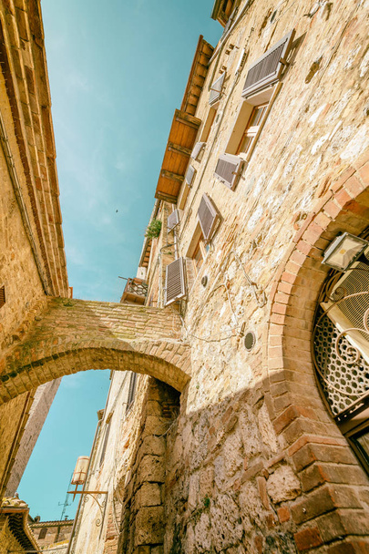 Medieval buildings and arch of San Gimignano, Tuscany - Italy - Fotoğraf, Görsel