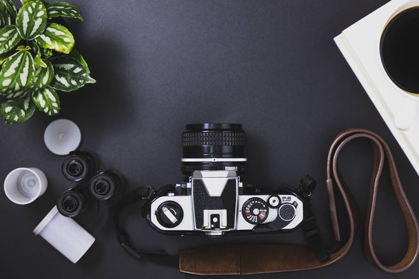 Câmeras de filme vintage e rolos de filme, café preto, livro, árvores
 - Foto, Imagem