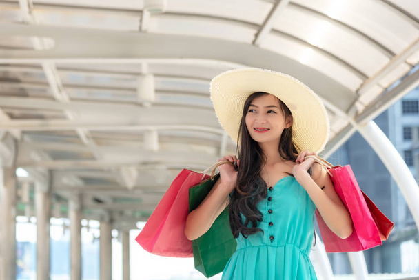 Asian smiling lifestyle woman so happy shopping in casual clothing with shopping bags in the model tower shopping mall. Lifestyle Concept - Foto, immagini