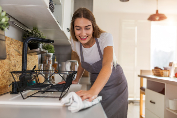 nő tisztítás konyha pult - Fotó, kép