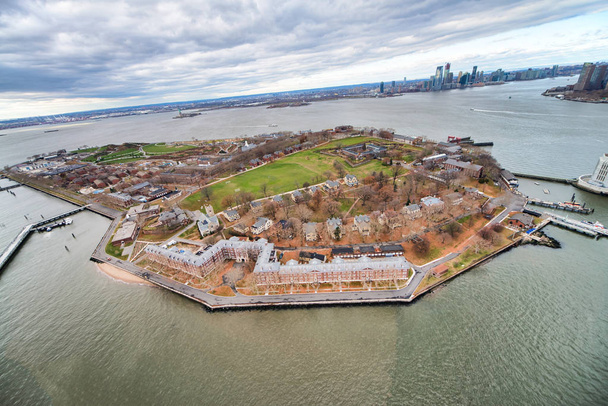 Vista aérea de ângulo largo de Governors Island, New York City
 - Foto, Imagem