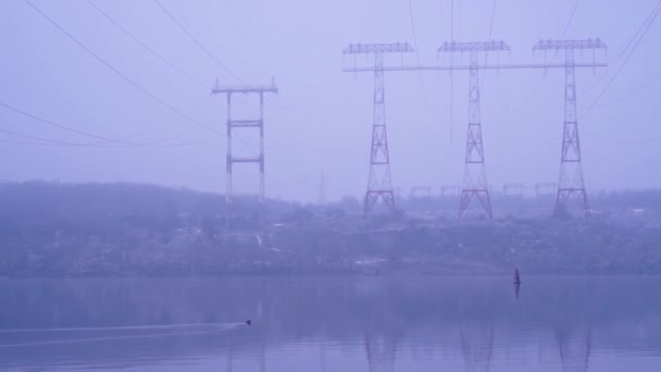 Természet és magas feszültségű elektromos vezeték egy folyó - Felvétel, videó