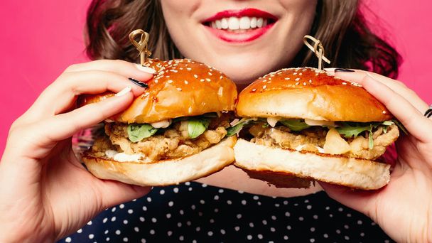 Két hamburger reklámozása lédús csirkével és salátával. - Fotó, kép