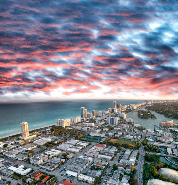 Вид с воздуха на Майами Бич на закате с вертолета. Городские лыжи
 - Фото, изображение