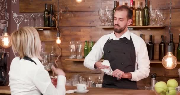 Kelner en serveerster babbelen aan de bar teller - Video