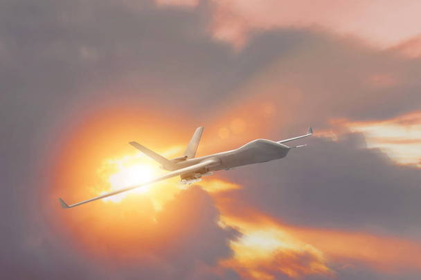 Katonai drone uav repül a naplemente, a nap sugarai a felhők. - Fotó, kép