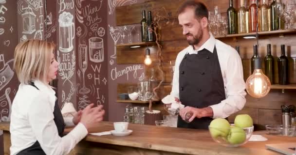 İç küçük vintage kahve dükkanı çalışanlarının sohbet - Video, Çekim
