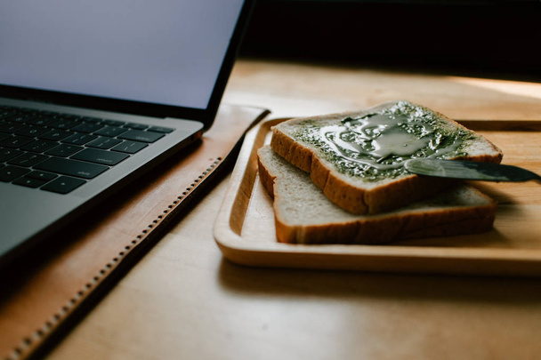 Homemade green tea matcha jam as a small meal on work desk. - Foto, Imagem