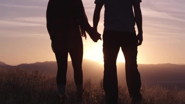 Mladý pár v lásce odpočívá v horách při krásném západu slunce - Záběry, video