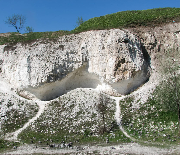 Kredowy górskich z grotą, ścieżki i biały kamień gruntowego - Zdjęcie, obraz