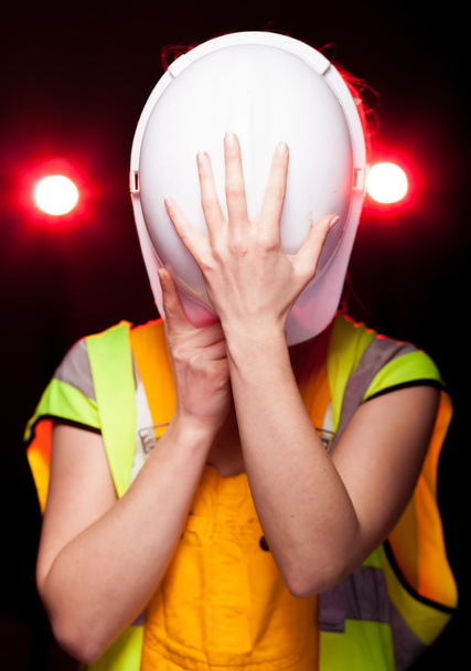 Joven arquitecta trabajadora de la construcción, casco de seguridad
 - Foto, Imagen