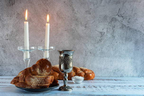 シャバットシャ ローム - カラ パン、安息日ワイン、木製のテーブルの上のろうそく - 写真・画像