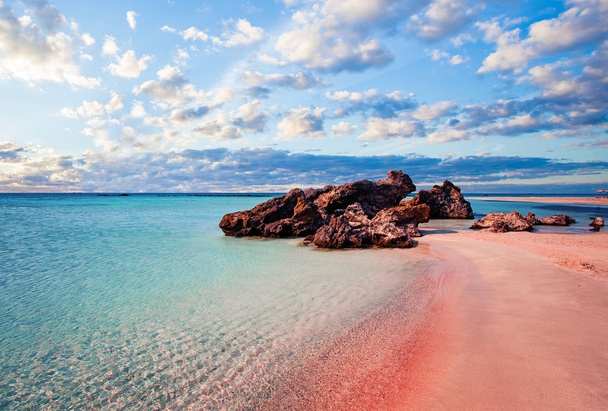 Crete skyline. Elafonissi strand met roze zand tegen blauwe hemel  - Foto, afbeelding