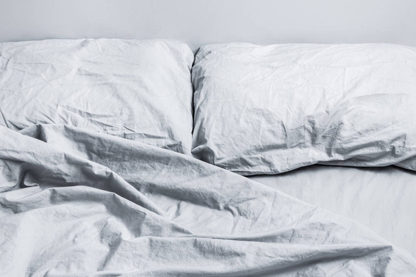 Грязное серое постельное белье
 - Фото, изображение