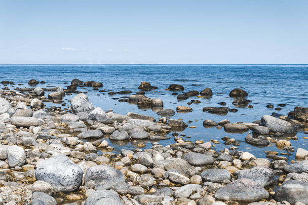 Taşlar ve masmavi bir deniz - Fotoğraf, Görsel
