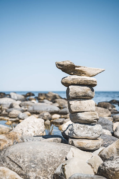 Stack di pietre su una spiaggia rocciosa
 - Foto, immagini