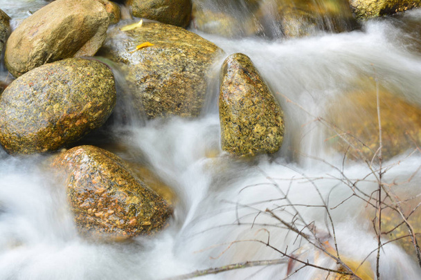 A bela cachoeira flui através das rochas
 - Foto, Imagem