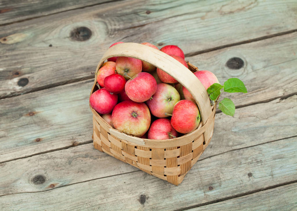 czerwone jabłka w pottle na podłoże drewniane - Zdjęcie, obraz