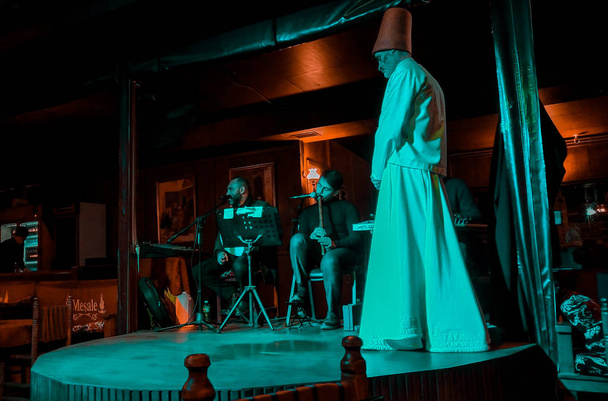 Derviche sufí listo para bailar en pavo istambul
 - Foto, Imagen