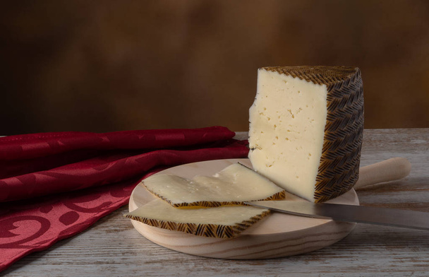 ημι-θεραπευτεί τυρί σε ξύλινη σανίδα - Φωτογραφία, εικόνα