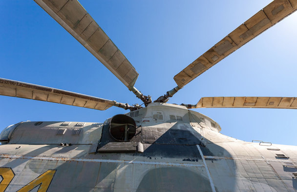 Hélice de helicóptero contra el cielo azul
 - Foto, Imagen