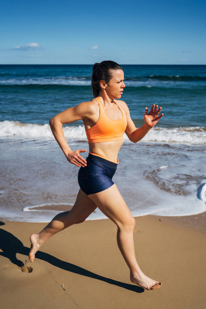 молодая женщина бегает по пляжу во время летнего отдыха
 - Фото, изображение
