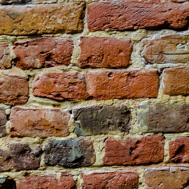 Fond abstrait - un vieux mur de briques de céramique rouge
.  - Photo, image