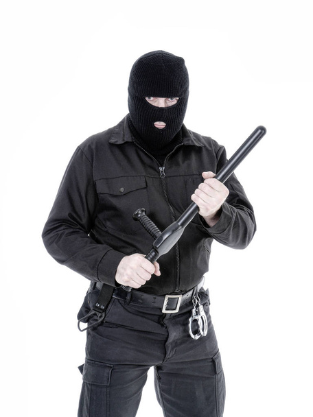 Antiterroristische politieagent in zwarte uniforme en zwarte bivakmuts - Foto, afbeelding