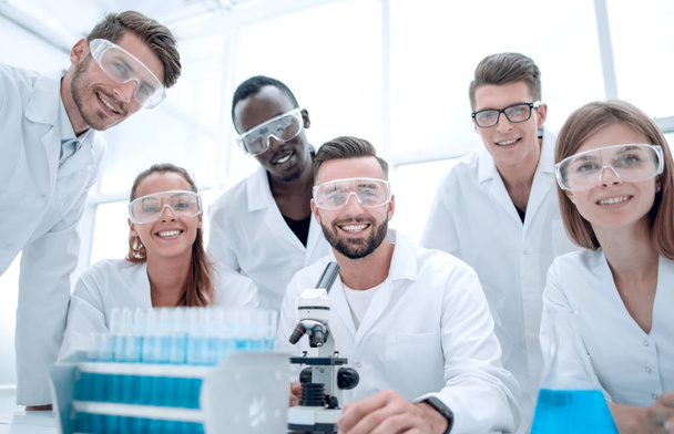 Group of young clinicians experimentation in research laboratory - Foto, Imagem