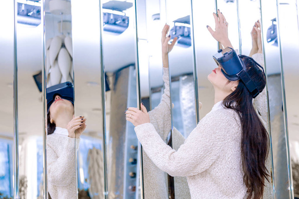 VR φόντο λευκό αντανάκλαση κορίτσι πρόσωπο γυναίκα εικονική πραγματικότητα ακουστικά μελαχρινή τηλέφωνο καθρέφτης - Φωτογραφία, εικόνα