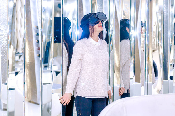 VR φόντο λευκό αντανάκλαση κορίτσι πρόσωπο γυναίκα εικονική πραγματικότητα ακουστικά μελαχρινή τηλέφωνο καθρέφτης - Φωτογραφία, εικόνα