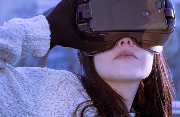 VR háttér rózsaszín lila kék lány arca nő virtuális valóság headset barna telefon futurisztikus lila - Fotó, kép
