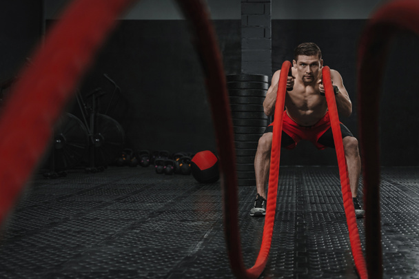 Crossfit spor salonunda egzersiz güçlü delikanlı savaşında ipleri - Fotoğraf, Görsel