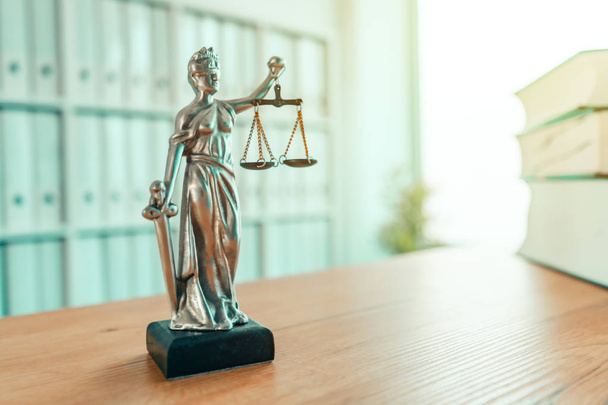 Bayan adalet heykeli hukuk firması bürosunda - Fotoğraf, Görsel