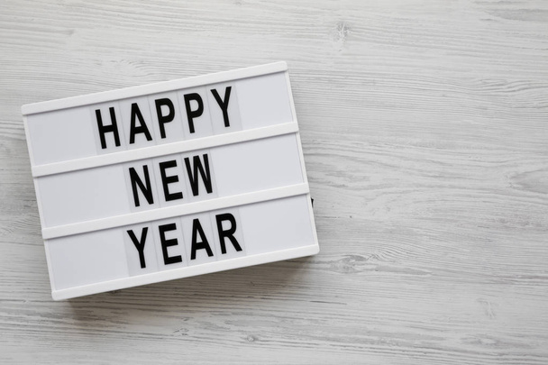 'Hyvää uutta vuotta' sanat modernin hallituksen päälle valkoinen puinen backgro
 - Valokuva, kuva