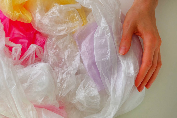 Geri dönüşüm çöp. Ekoloji çevre koruma. Plastik torbalar kavramı. Toplu tüketim. - Fotoğraf, Görsel