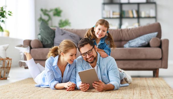 famille heureuse. père, mère et enfant avec ordinateur tablette à h
 - Photo, image