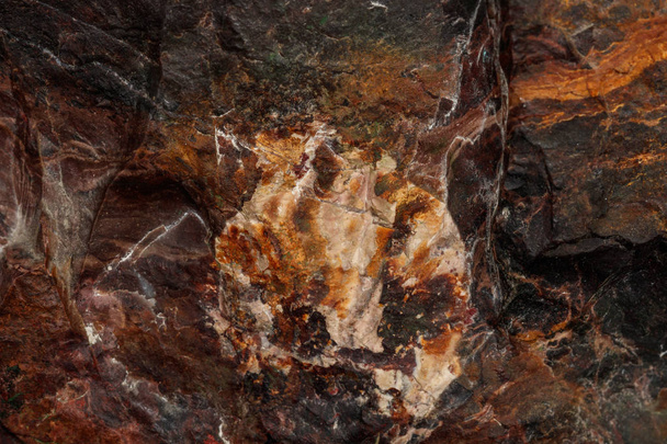 макрокаменный минеральный яшма на черном фоне
 - Фото, изображение