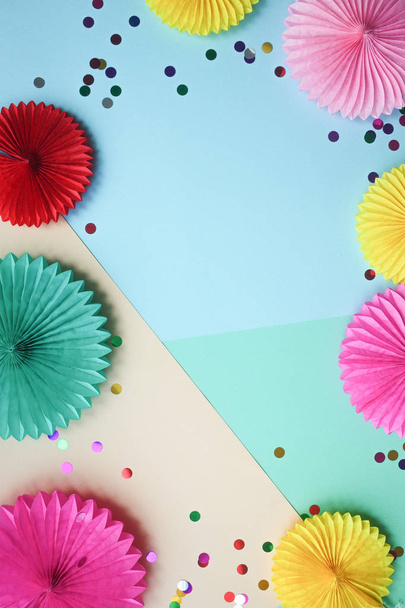 Väri tausta eri ympyrä paperi origami Syntymäpäivä tai juhla onnittelukortti
 - Valokuva, kuva