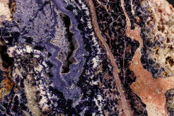 макрокам'яний фтористий мінерал на чорному тлі
 - Фото, зображення