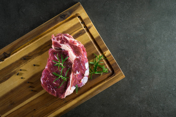 Zblízka tatarský biftek masa na tabuli s kořením - Fotografie, Obrázek