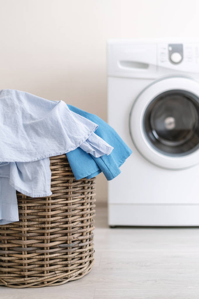 Waschküche innen mit Waschmaschine in Wandnähe - Foto, Bild