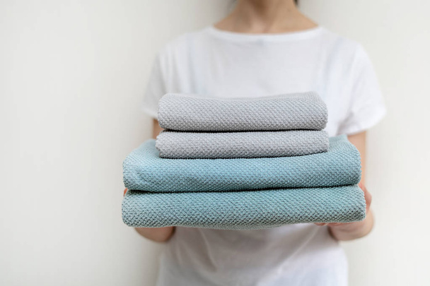 Donna con asciugamano fresco in lavanderia interno
 - Foto, immagini