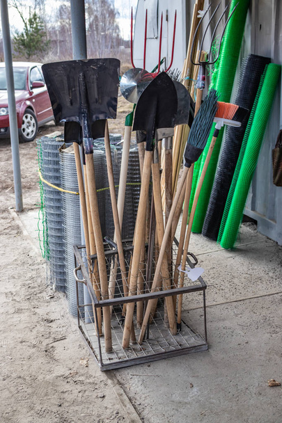 Продажа садовых инструментов, рядом с магазином строительных материалов
 - Фото, изображение