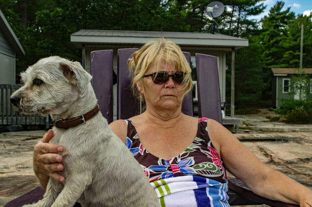 Позитивна стара жінка насолоджується часом зі своєю собакою
 - Фото, зображення