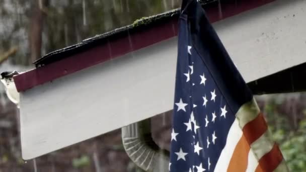 zoom en la nieve cayendo en invierno en la bandera americana y la línea del techo
 - Metraje, vídeo