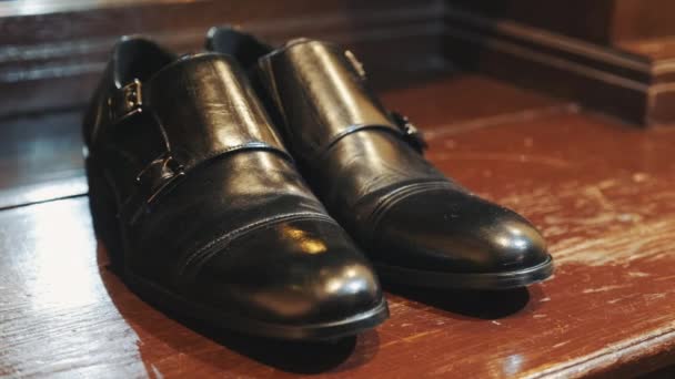 Herrenschuhe. Nahaufnahme von schwarzen Herrenschuhen aus Leder. schicke schwarze Schuhe für den Bräutigam. - Filmmaterial, Video