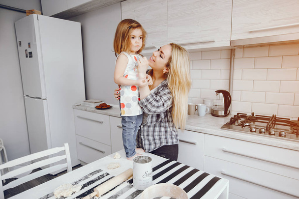 mother with daughter - Foto, Bild