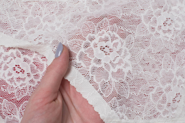 Beyaz dantel iç çamaşırı kadın elinde. Yakın çekim - Fotoğraf, Görsel